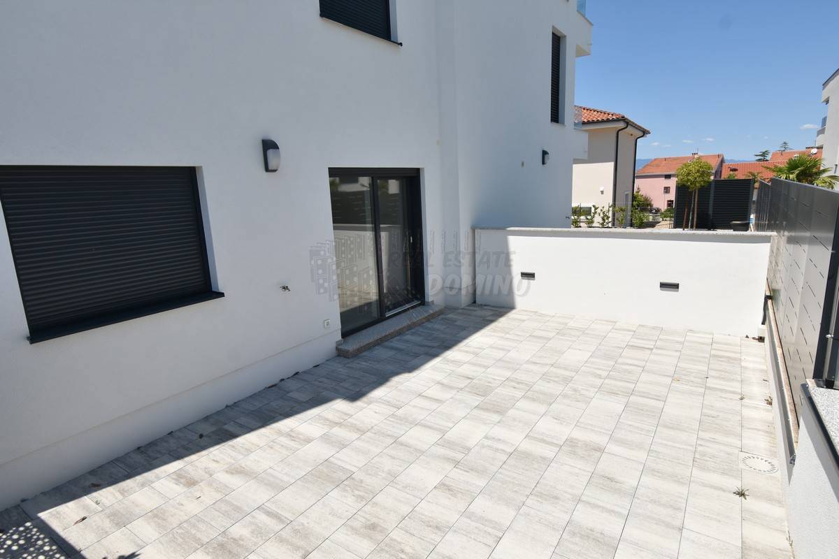 Stanovanje s pripadajočo garsonjero in vrtom! Malinska!