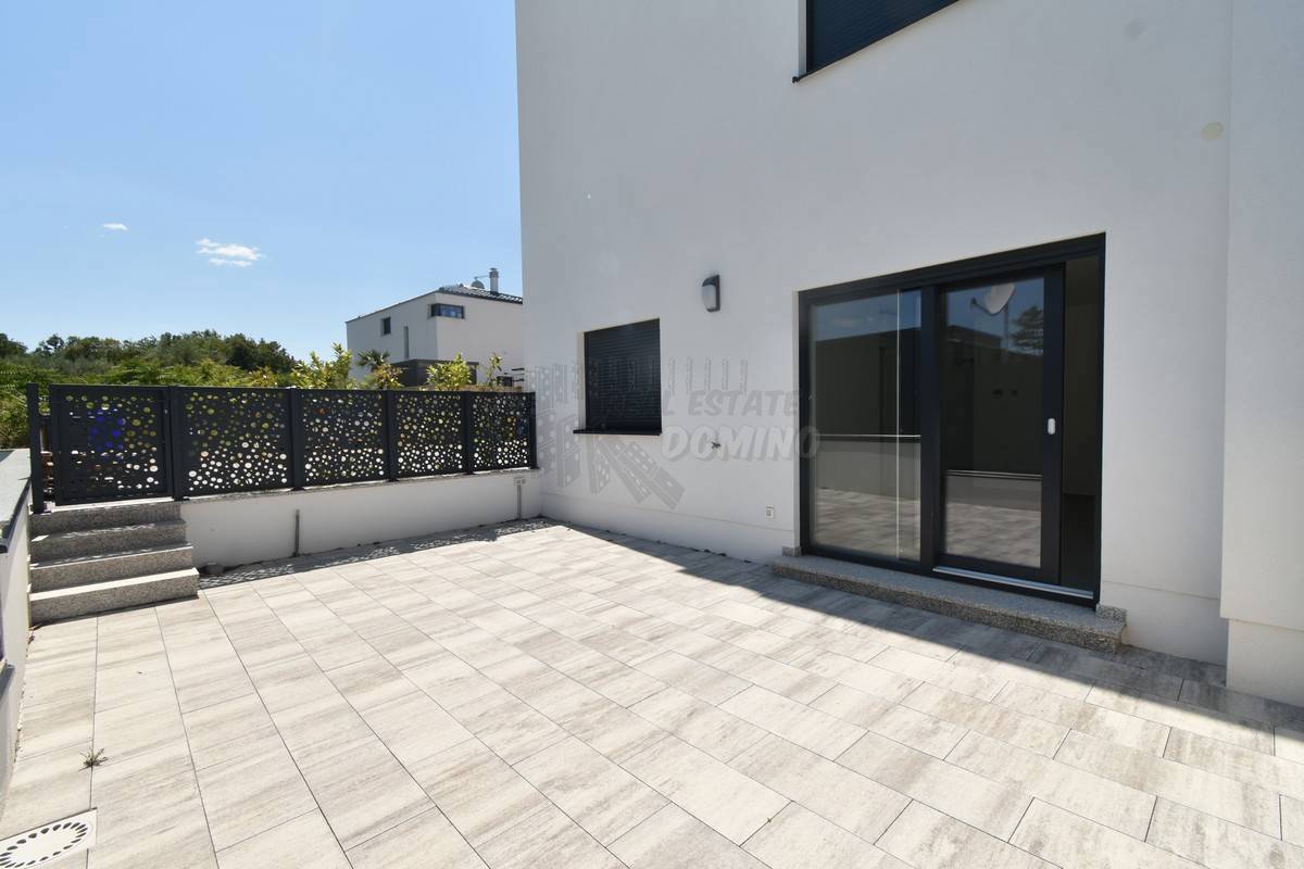 Stanovanje s pripadajočo garsonjero in vrtom! Malinska!