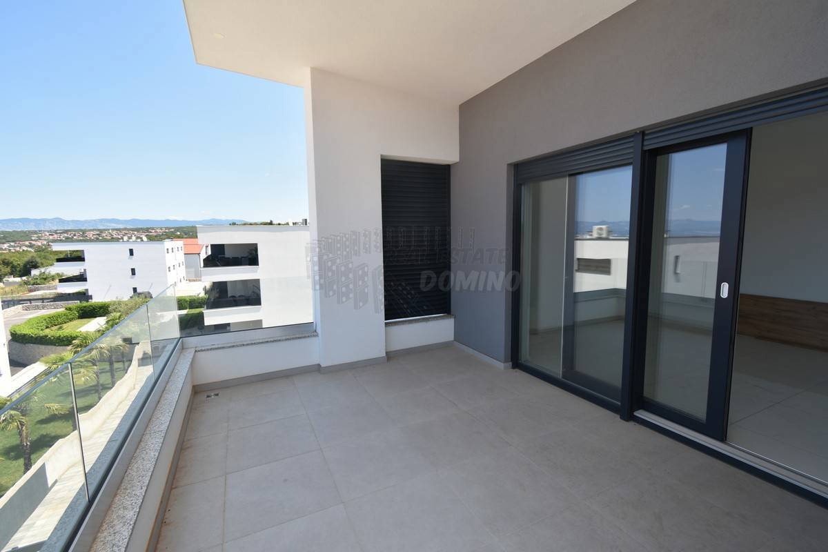 Stanovanje s pripadajočo garsonjero in vrtom! Malinska!