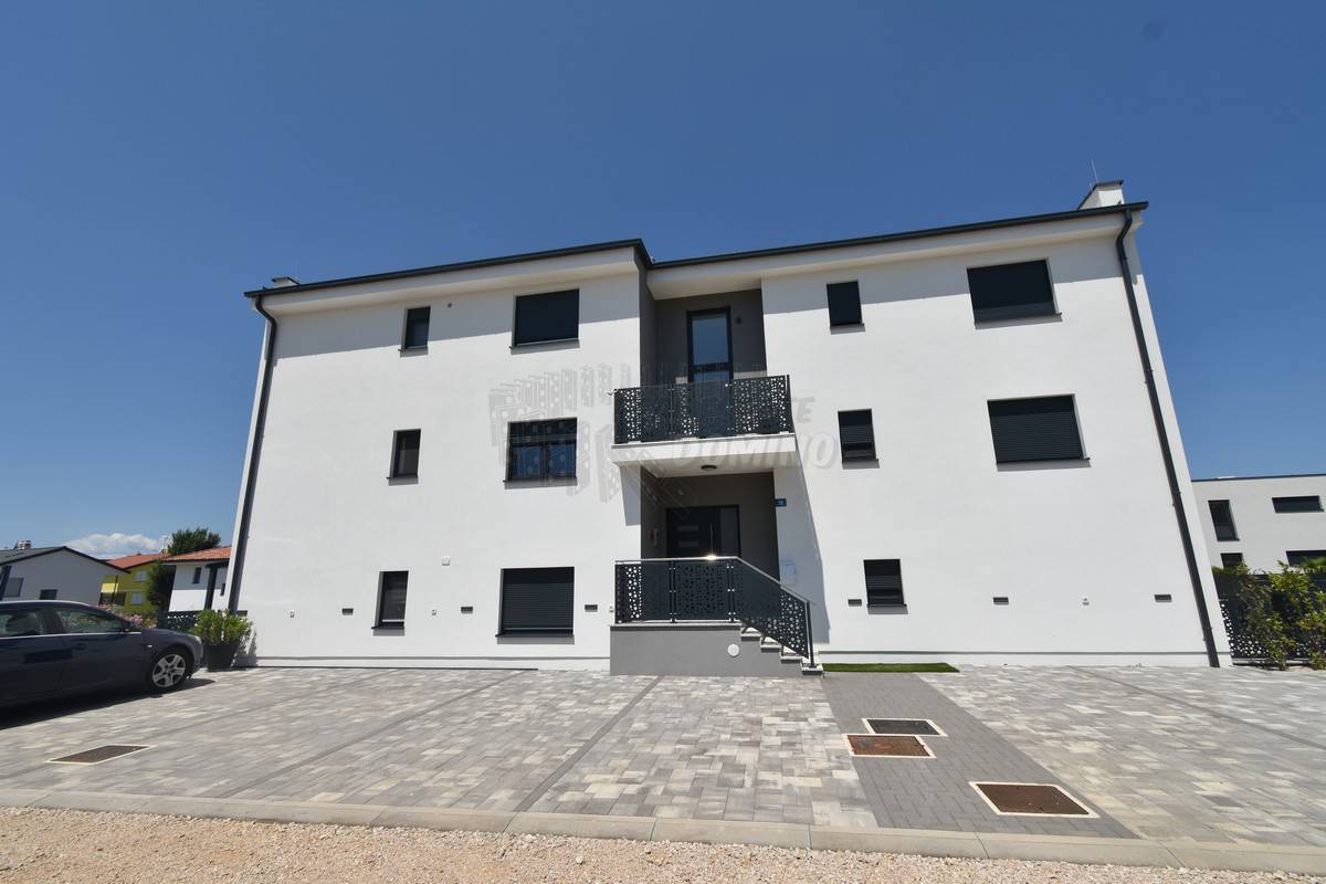 Stanovanje s pripadajočo garsonjero in vrtom! Malinska!