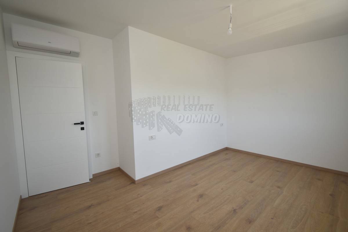 Stanovanje s pripadajočo garsonjero in vrtom! Malinska!