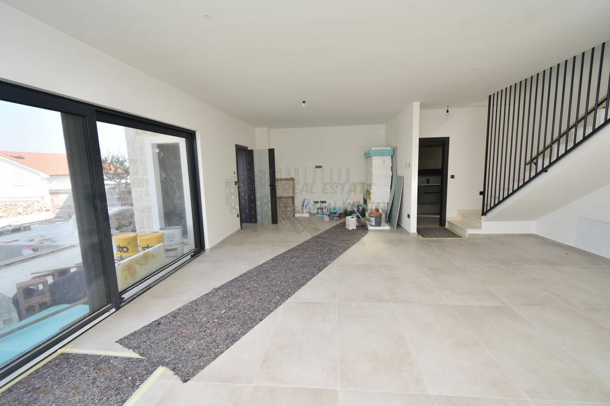 Nova očarljiva mediteranska hiša z bazenom! Otok Krk, Malinska