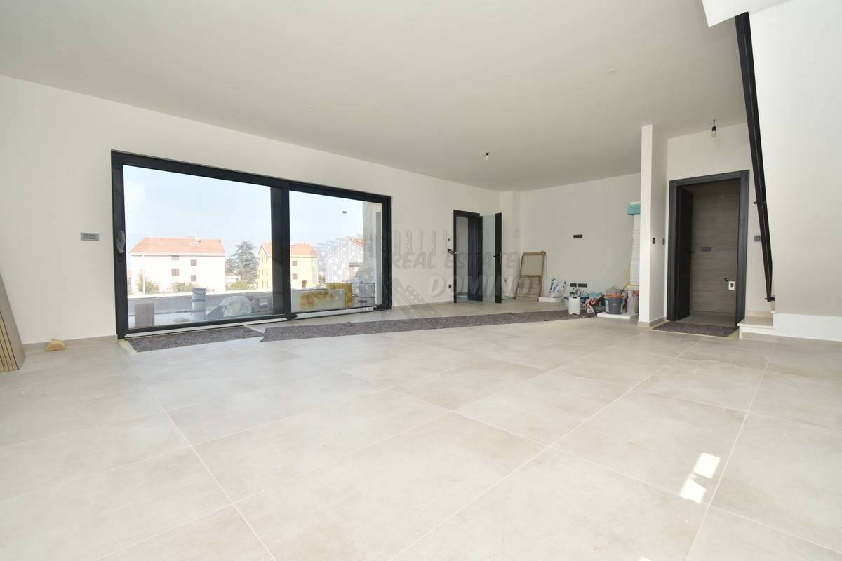 Nova očarljiva mediteranska hiša z bazenom! Otok Krk, Malinska