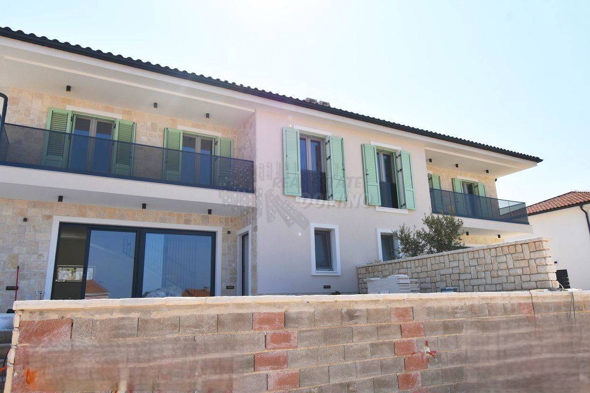 Nova očarljiva mediteranska hiša z bazenom! Otok Krk, Malinska