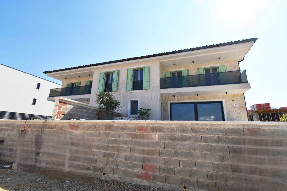 Nova očarljiva mediteranska hiša z bazenom! Otok Krk, Malinska