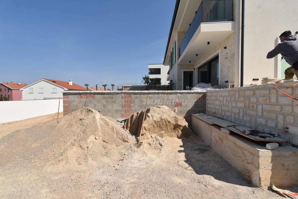 Nova očarljiva mediteranska hiša z bazenom! Otok Krk, Malinska