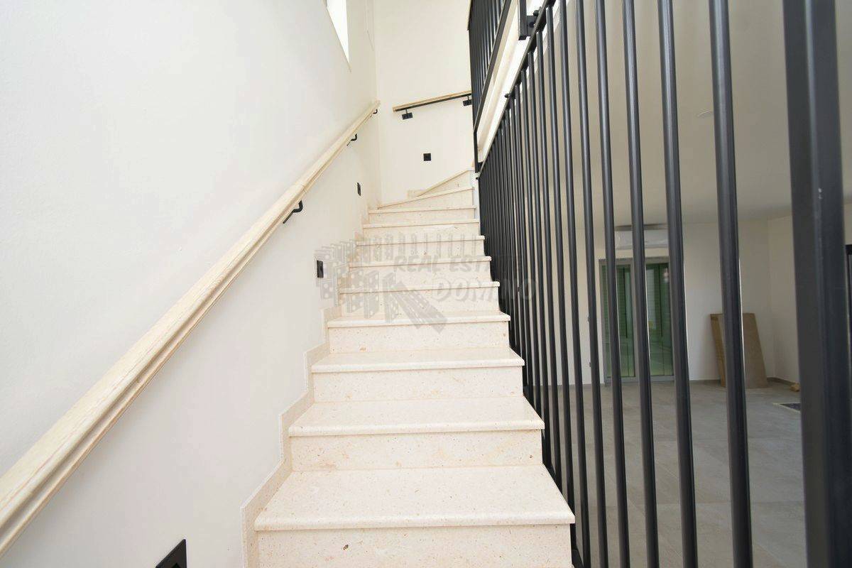 Nova očarljiva mediteranska hiša z bazenom! Otok Krk, Malinska