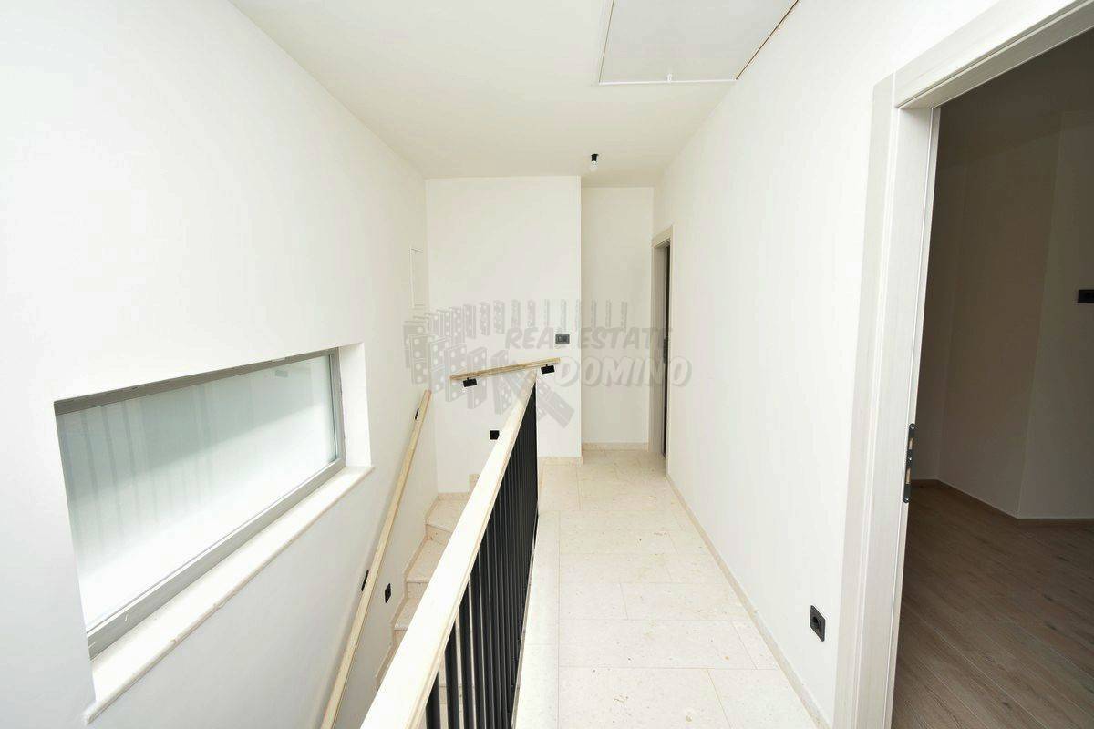 Nova očarljiva mediteranska hiša z bazenom! Otok Krk, Malinska