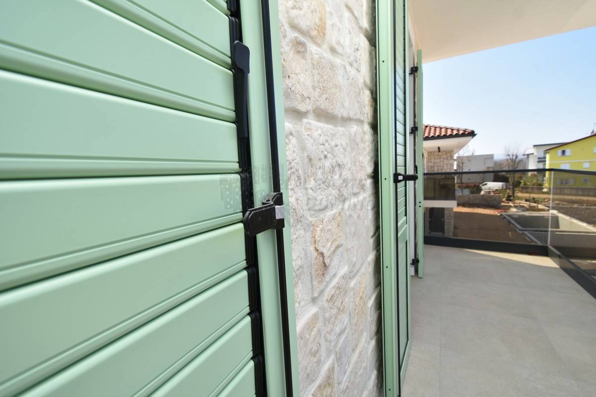 Nova očarljiva mediteranska hiša z bazenom! Otok Krk, Malinska