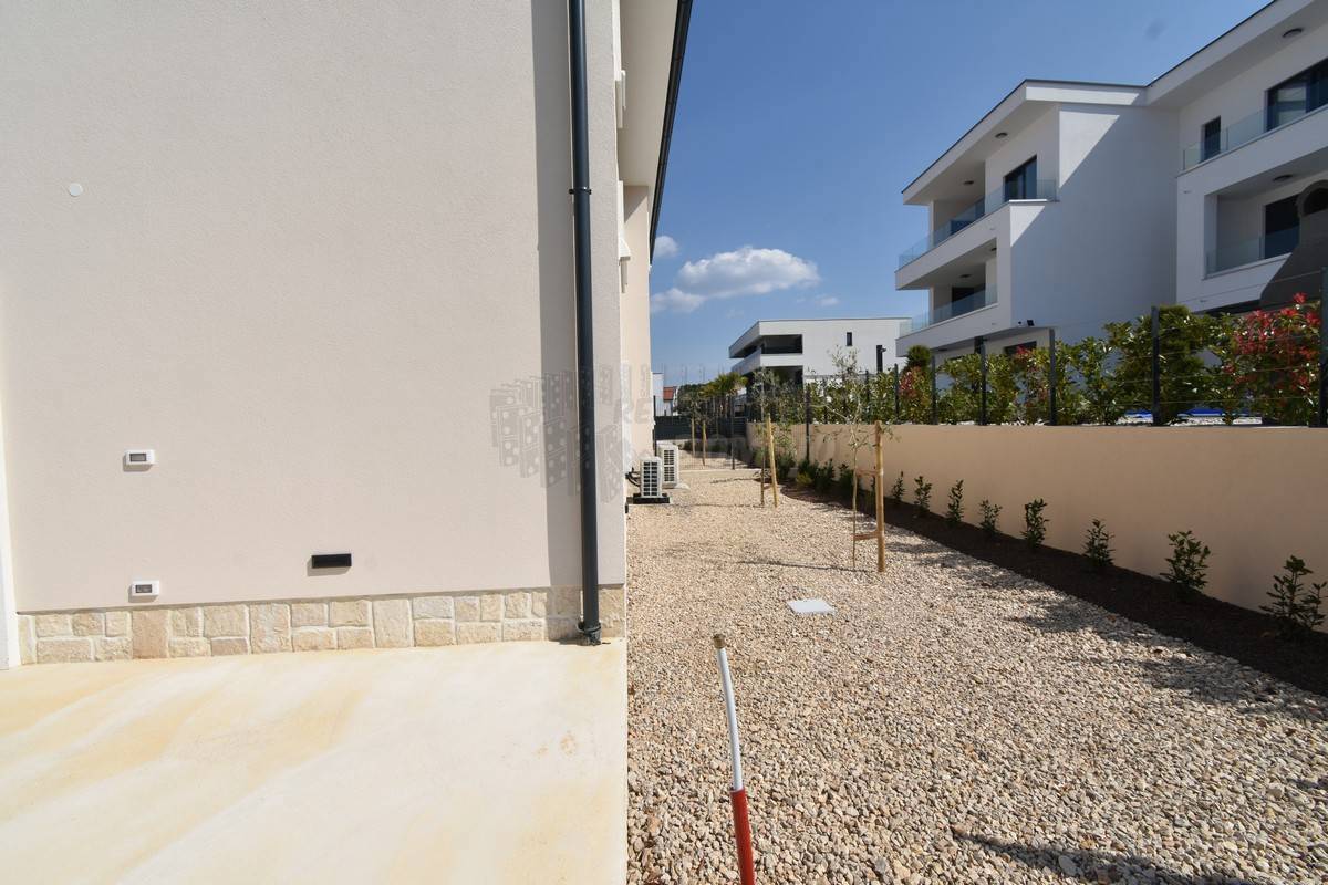 Nova očarljiva mediteranska hiša z bazenom! Otok Krk, Malinska