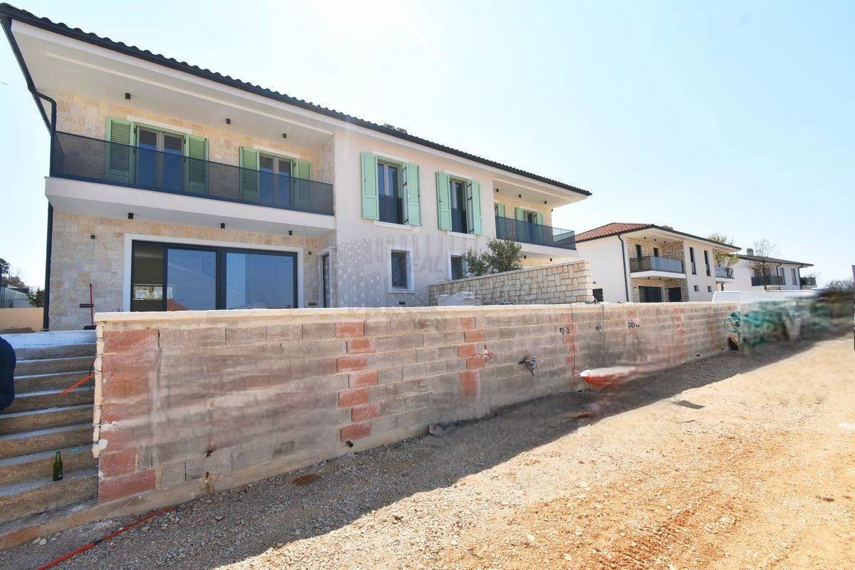 Nova očarljiva mediteranska hiša z bazenom! Otok Krk, Malinska