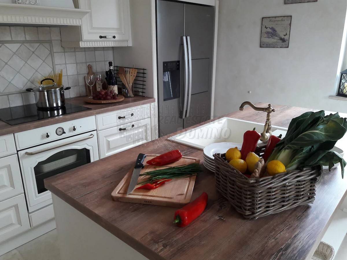 Čudovita vila z bazenom in pogledom na morje!