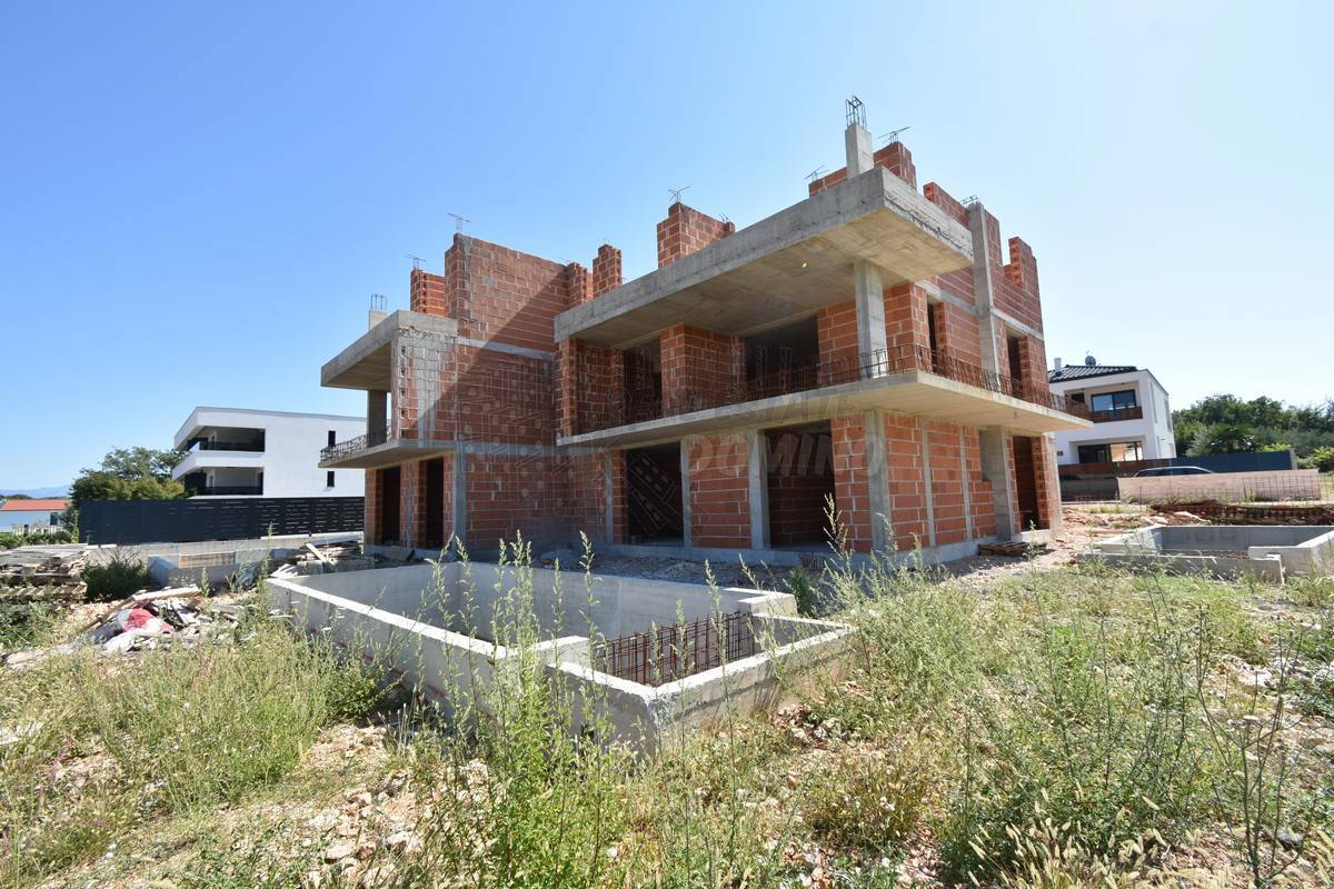 Dva apartmaja z bazenom in razgledom! Malinska