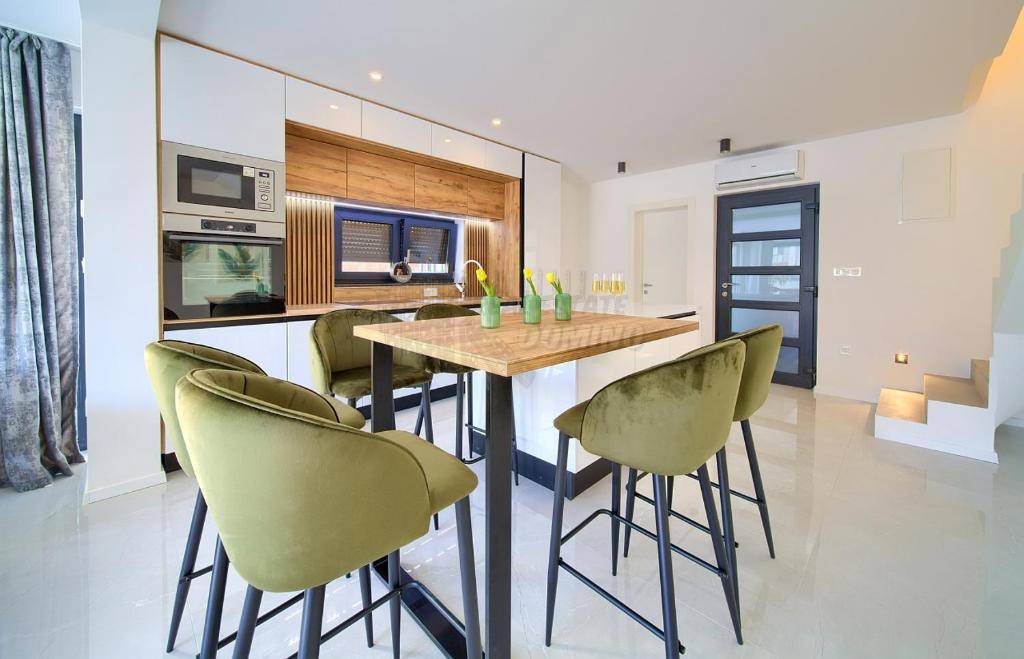 Čudovit apartma v Malinski! Bazen in vrt!