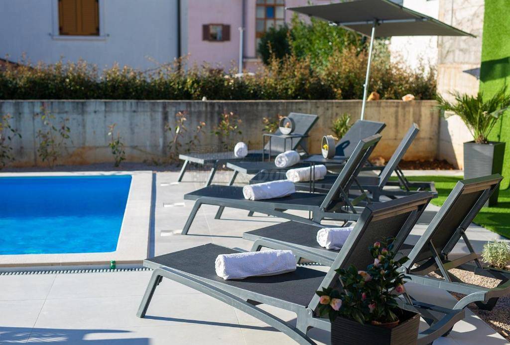 Čudovit apartma v Malinski! Bazen in vrt!