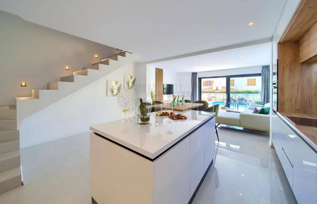 Čudovit apartma v Malinski! Bazen in vrt!