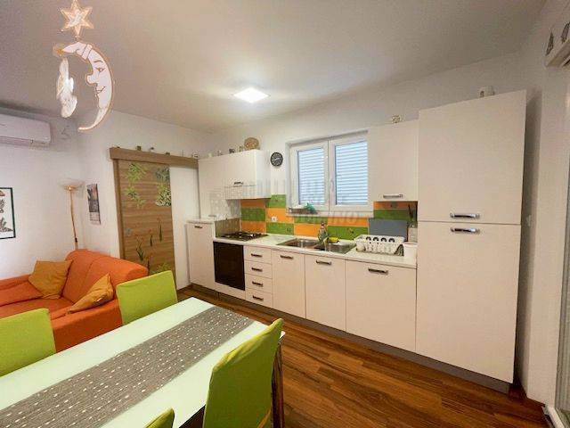 Apartma z zasebnim vrtom in skupnim bazenom!