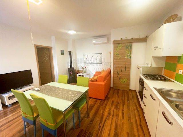 Apartma z zasebnim vrtom in skupnim bazenom!