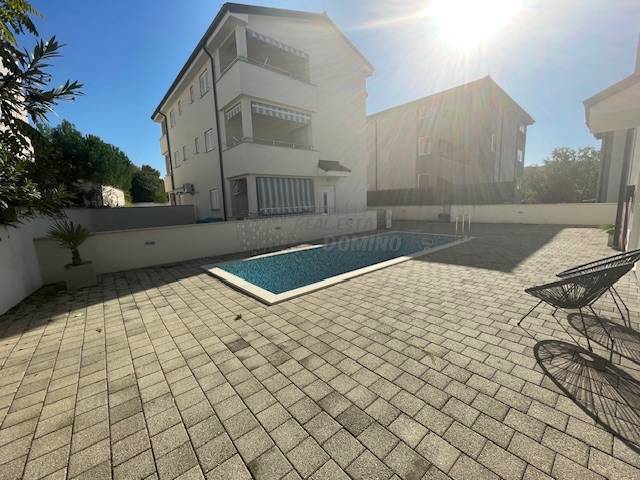 Apartma z zasebnim vrtom in skupnim bazenom!