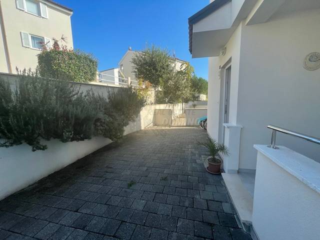 Apartma z zasebnim vrtom in skupnim bazenom!