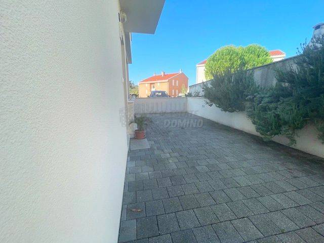 Apartma z zasebnim vrtom in skupnim bazenom!