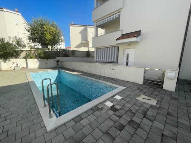Apartma z zasebnim vrtom in skupnim bazenom!