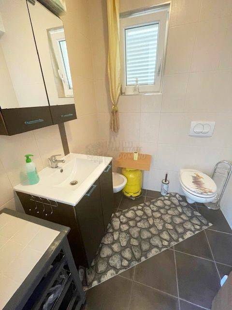Apartma z zasebnim vrtom in skupnim bazenom!