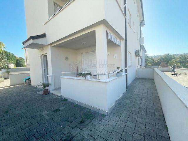 Apartma z zasebnim vrtom in skupnim bazenom!