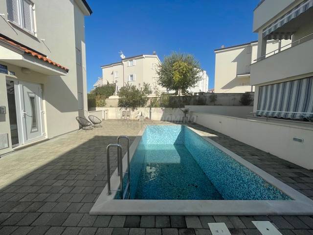 Apartma z zasebnim vrtom in skupnim bazenom!