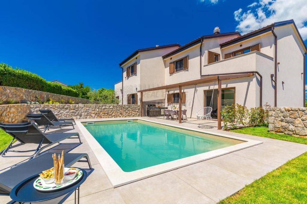Čudovita novogradnja v bližini mesta Krk