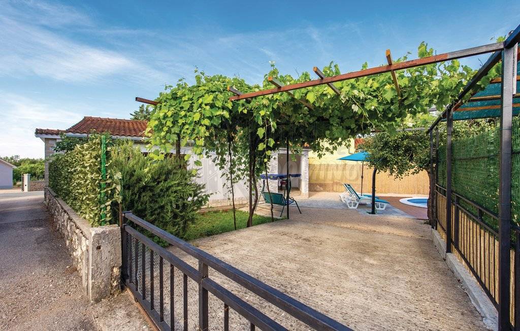 Čudovita hiša z grijanim bazenom! Otok Krk!