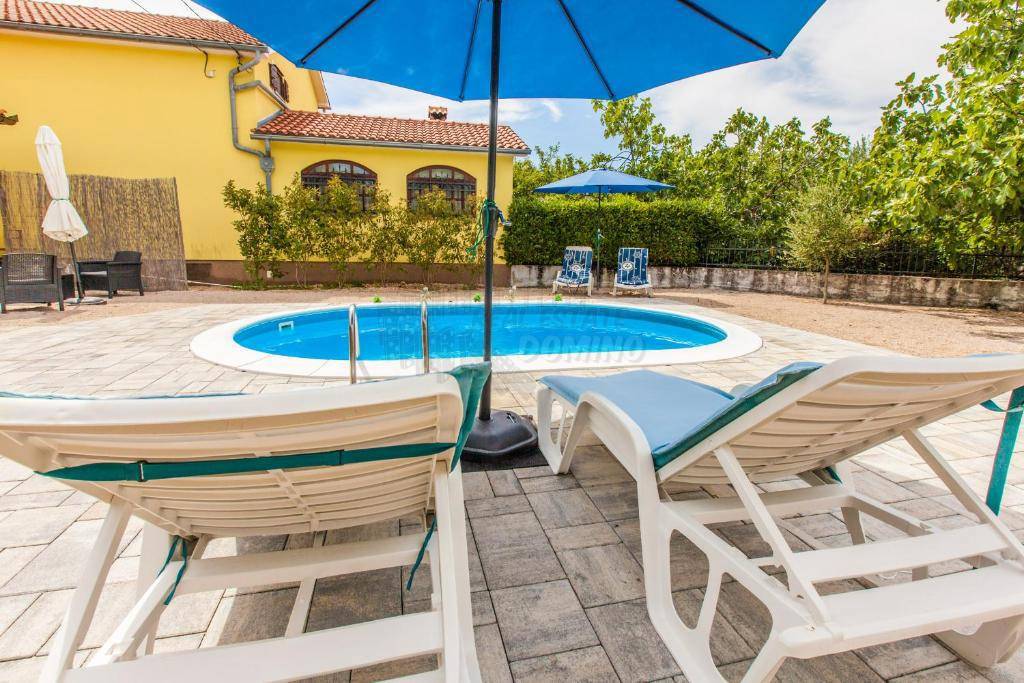 Čudovita hiša z grijanim bazenom! Otok Krk!