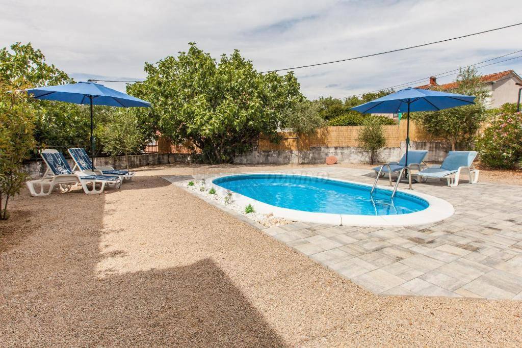 Čudovita hiša z grijanim bazenom! Otok Krk!