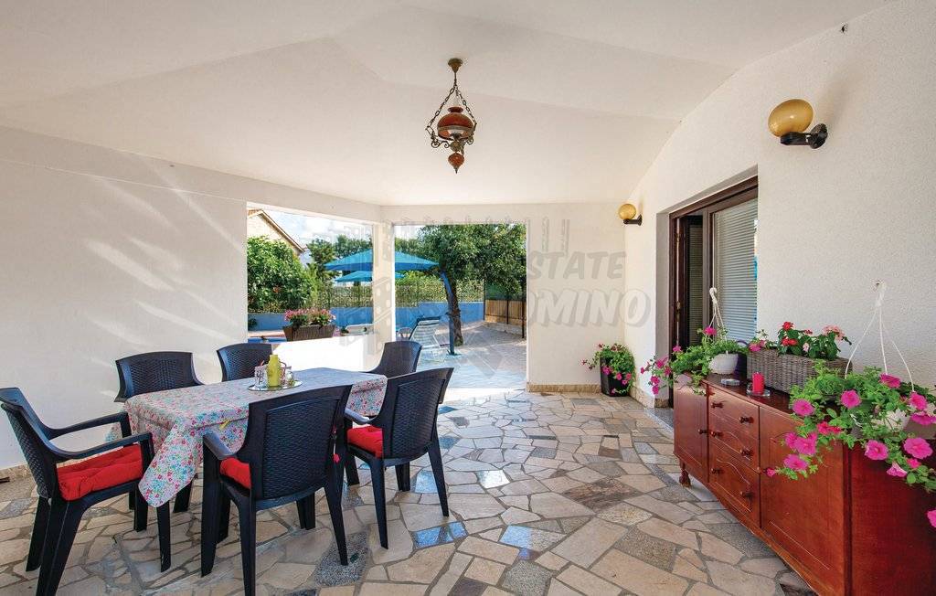 Čudovita hiša z grijanim bazenom! Otok Krk!