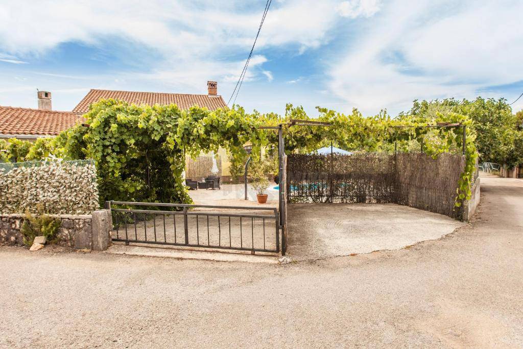 Čudovita hiša z grijanim bazenom! Otok Krk!