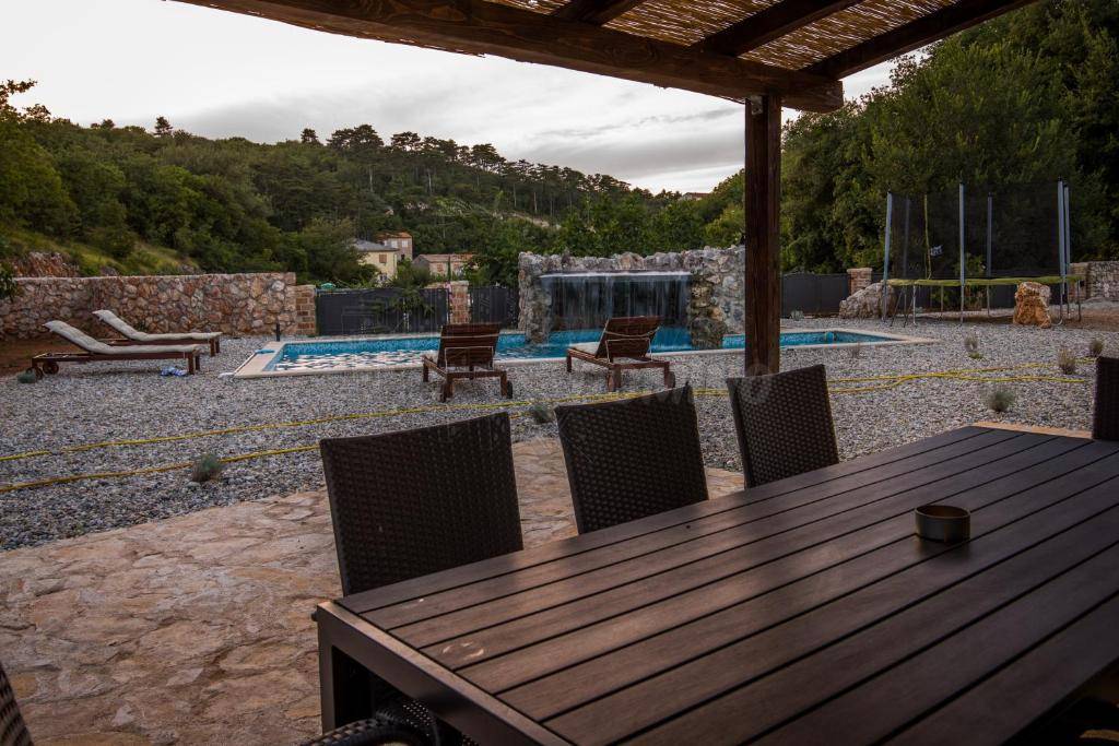 Očarljiva vila z vrtom 3000m2 in bazenom!