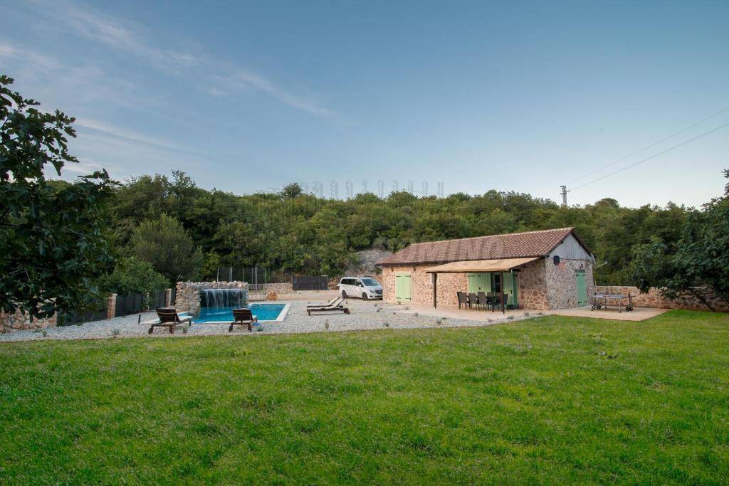 Očarljiva vila z vrtom 3000m2 in bazenom!