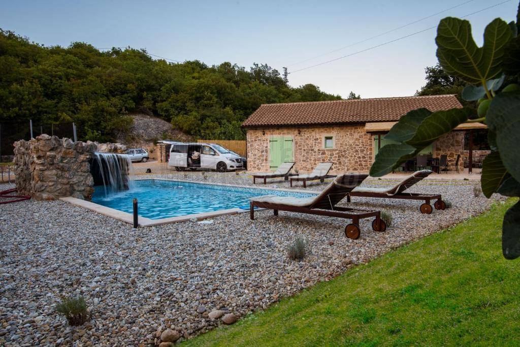Očarljiva vila z vrtom 3000m2 in bazenom!