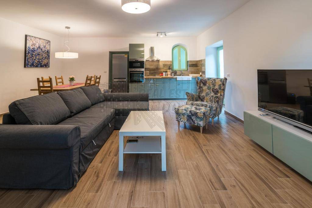 Očarljiva vila z vrtom 3000m2 in bazenom!