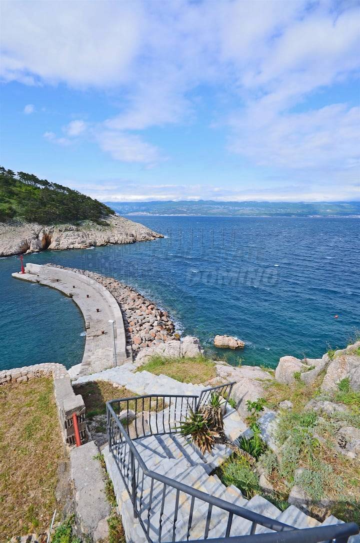 Kamnita vila na skali nad morjem s pogledom na morje!