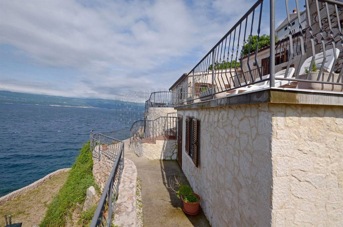 Kamnita vila na skali nad morjem s pogledom na morje!