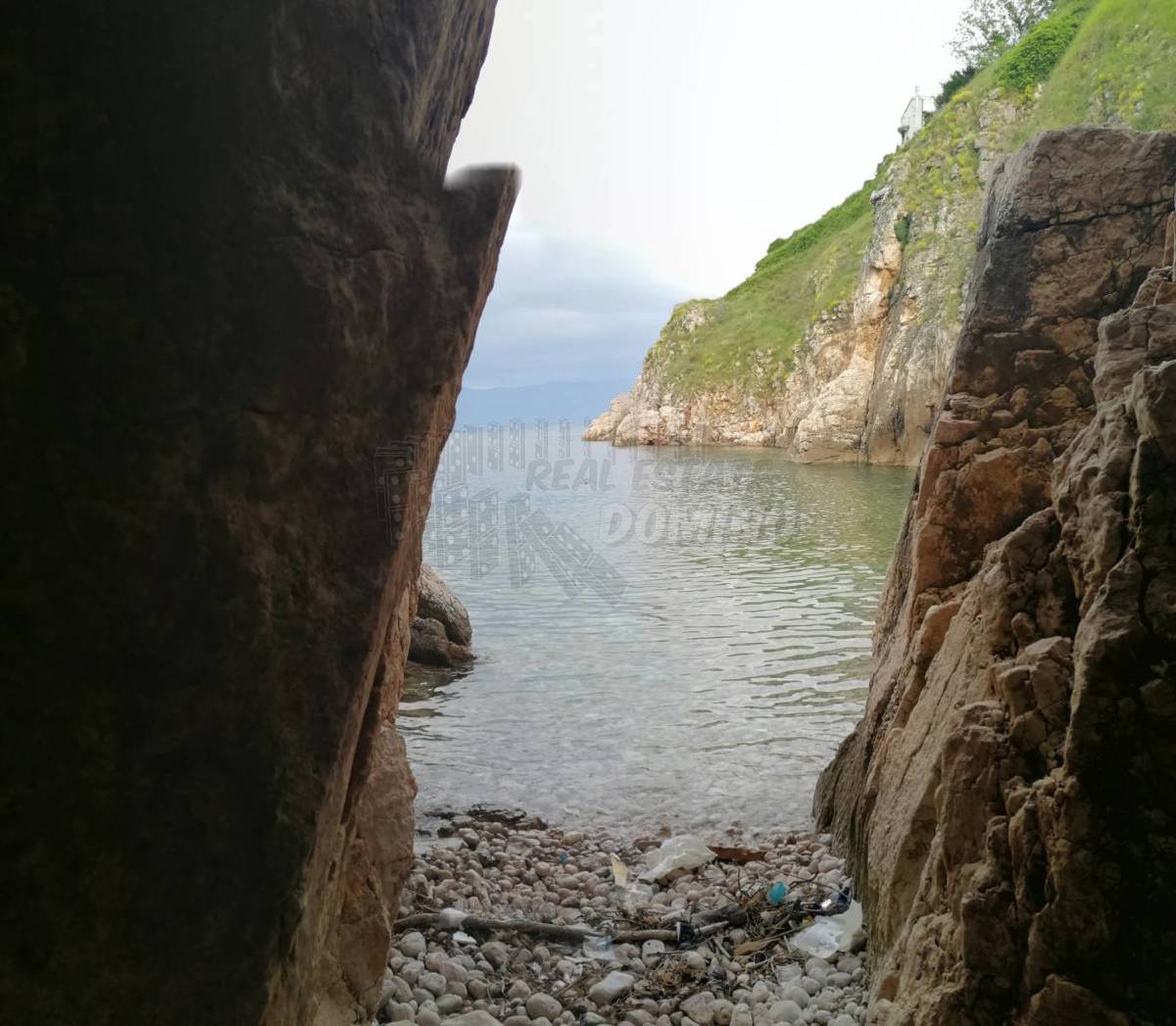 Kamnita vila na skali nad morjem s pogledom na morje!