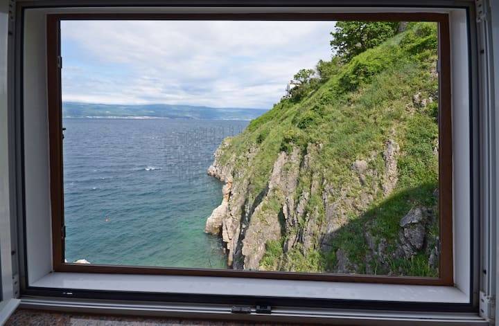 Kamnita vila na skali nad morjem s pogledom na morje!