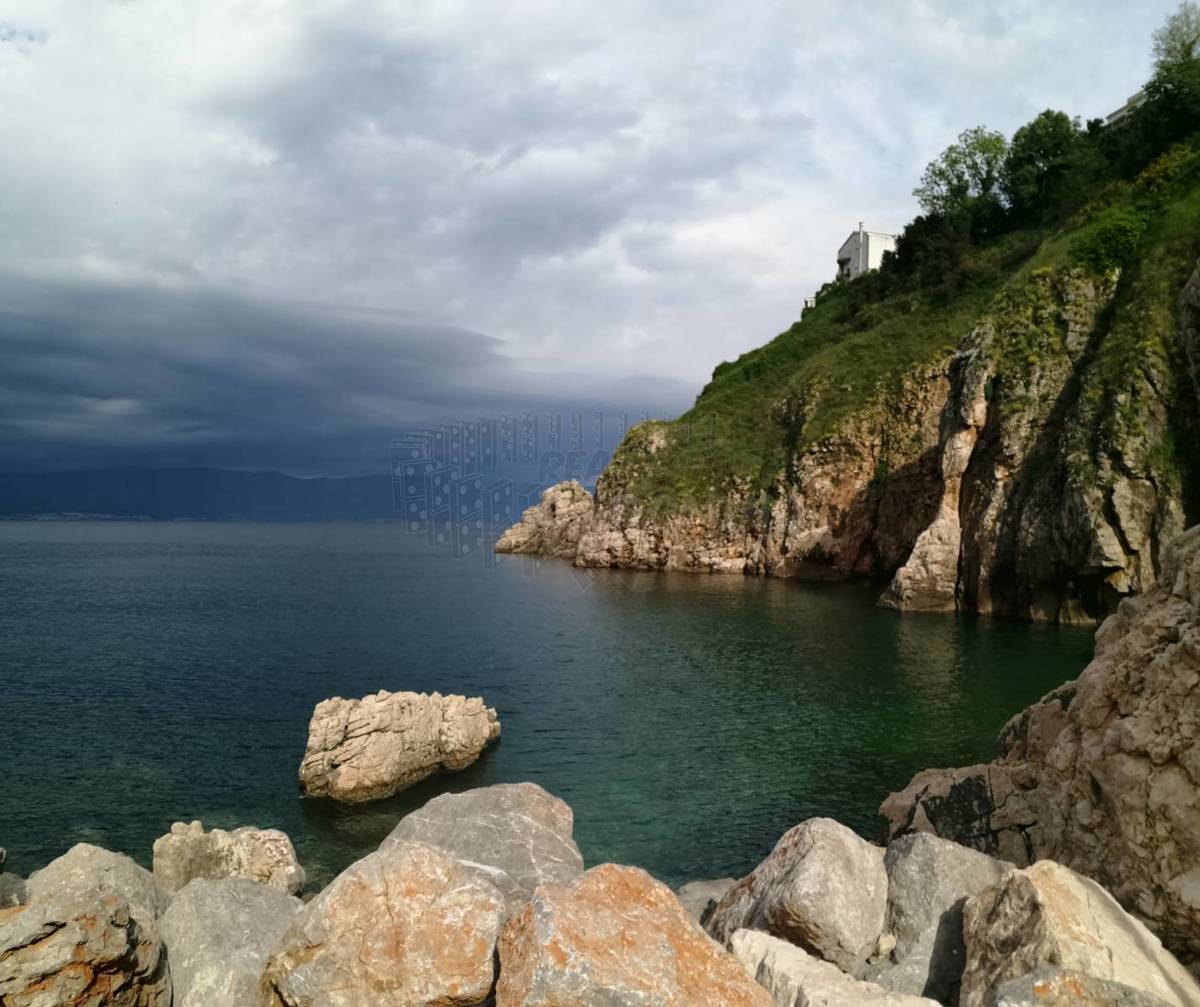 Kamnita vila na skali nad morjem s pogledom na morje!