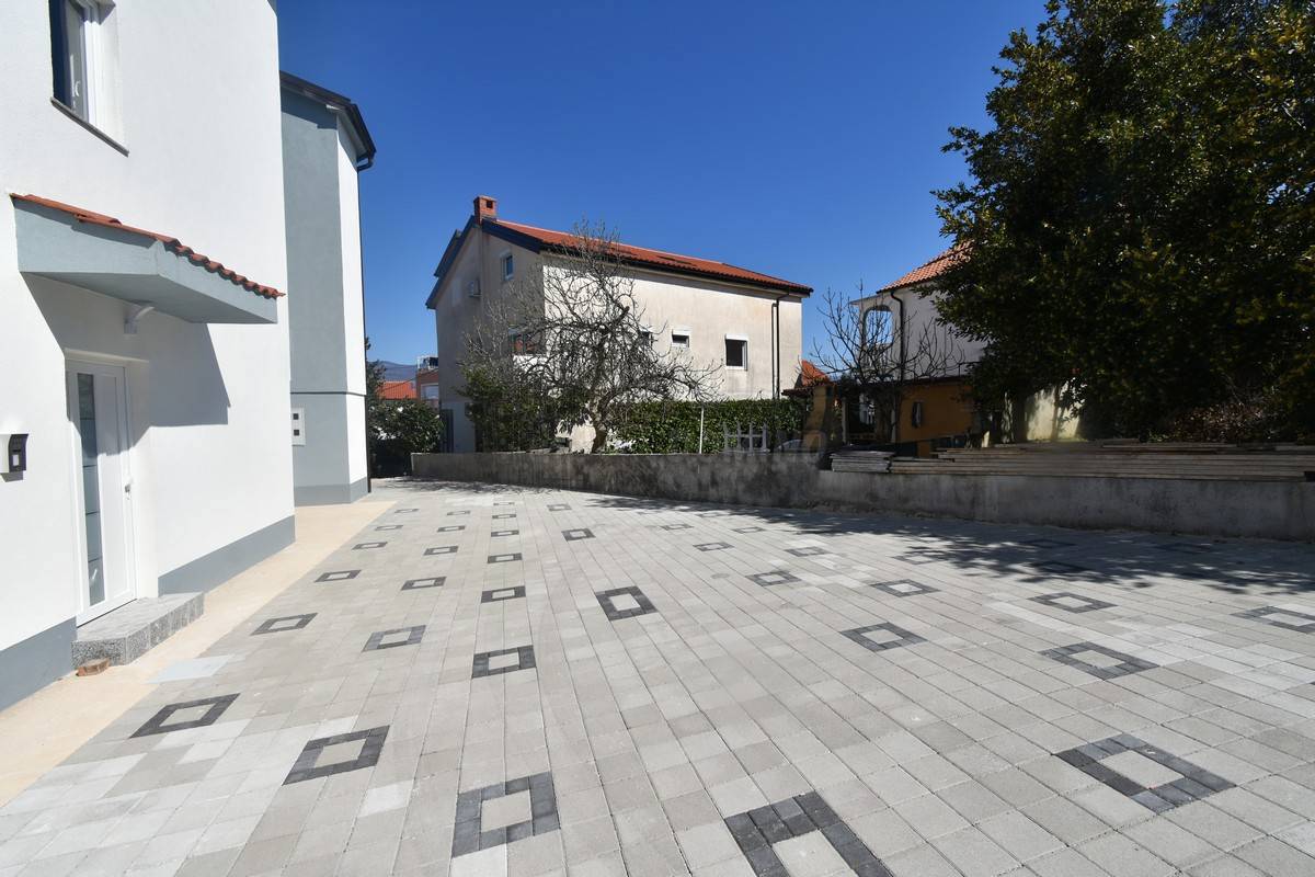 Novogradnja le 150 metrov od morja! šilo!