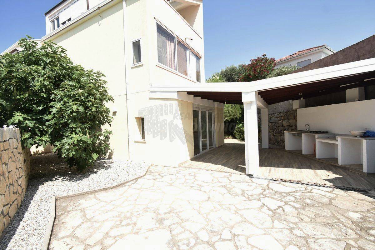 Apartma v mestu Krk s čudovitim vrtom!