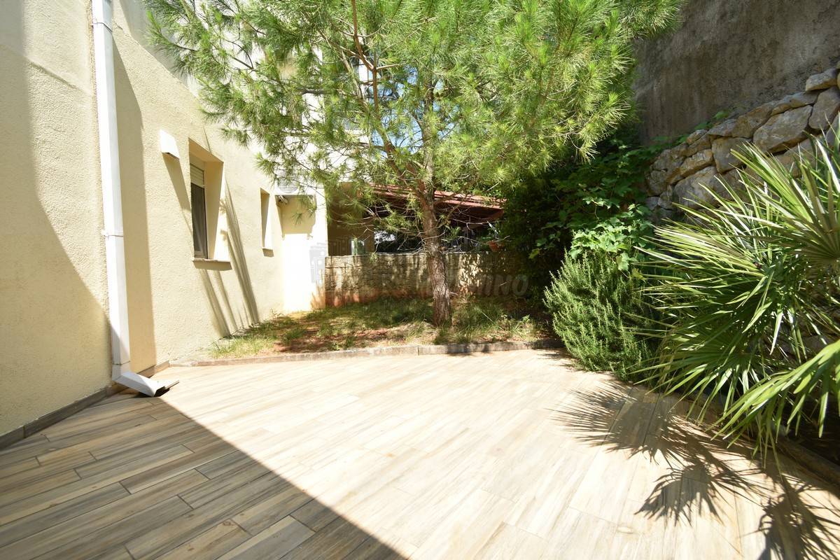 Apartma v mestu Krk s čudovitim vrtom!