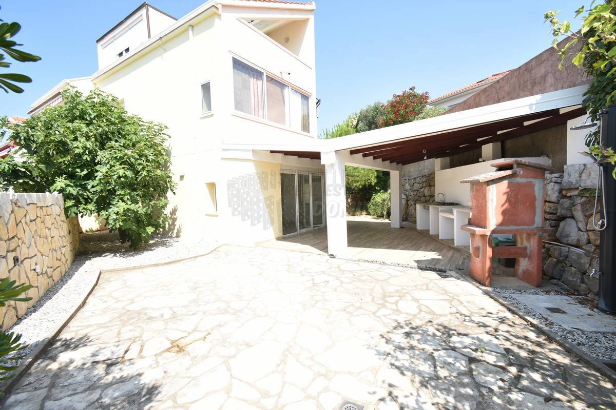 Apartma v mestu Krk s čudovitim vrtom!