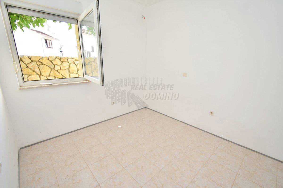 Apartma v mestu Krk s čudovitim vrtom!