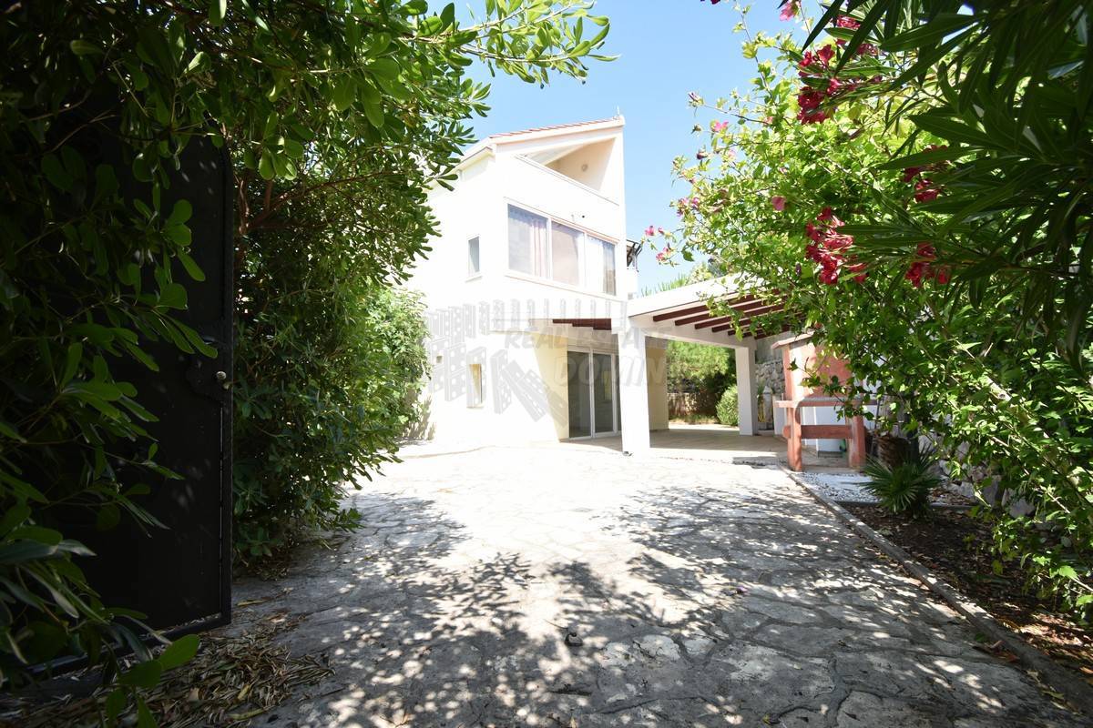 Apartma v mestu Krk s čudovitim vrtom!